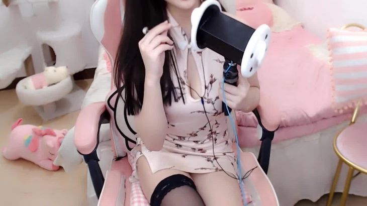 [桃子]ASMR舔耳性感旗袍黑丝抖动